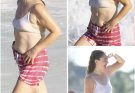 Recognize this longtime Hollywood star? 👀📸 Seen during a relaxed beach outing, she showed a more casual side away from the polished appearances fans usually associate with her 🌊💫 After years of memorable roles on screen, she remains a familiar name in entertainment.