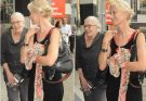 Legendary Mother-Daughter Duo Spotted Together in Rare Paparazzi Photos: Can You Recognize Them?..