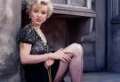 In one quiet 1956 photo, Marilyn Monroe let the mask slip… and what the camera caught wasn’t just beauty, but something far rarer: truth..