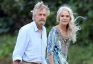 A Quiet Beach Photo Brought Two Hollywood Legends Together—But Do You Recognize Them?..
